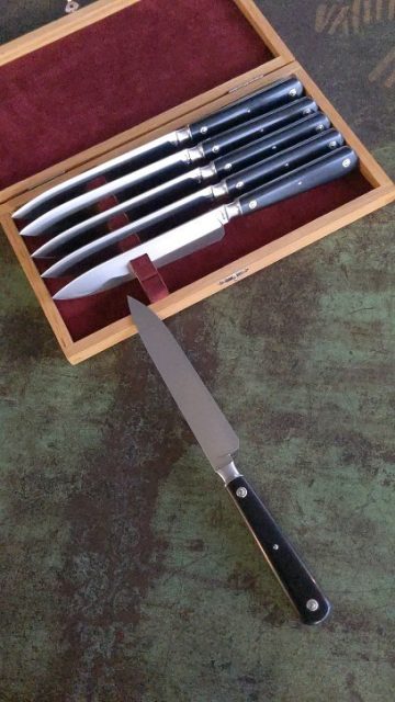 6 grands tables pièces uniques en ébène, inox satiné et rosette maillechort, montage plate semelle affiné. Stylé quand même.
#orfevrerie #coutelleriedart #coutellia2024 #cutlery #cutler #knifemaker #trucdeouf #knifeporn #madeinfrance🇫🇷 #madeinfrance #coutellerie #couteaux.