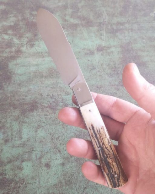 "Pradel" 11,5 cm. Cran forcé, butée fixe. Acier C130 et bois de cerf sambar.
French forced notch, tapered spring, carbone steel, deer antler.
#knives #couteaux #couteau #knivemaker #artisandart #artisanjewelry #cutlery #coutelleriedart #knifeporn #cutler #gentlemanstyle #gentlemanfolder #madeinfrance