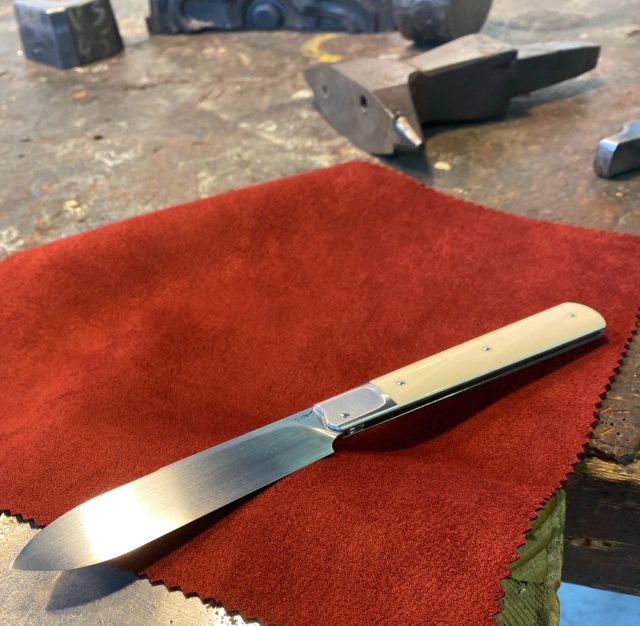 Grand "slip-joint" droit 11cm, Ivoire.
Terminé hier et disponible demain au salon du couteau d'art de Thiers Coutellia.
#gentlemanfolder #orfevrerie #coutelleriedart #cutlery #cutler #knife #knifemaker #knifeporn #madeinfrance🇫🇷 #madeinfrance #coutellerie #couteaux #coutellia2024